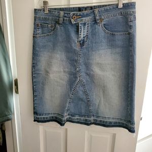 Skirt with gold decorated pockets